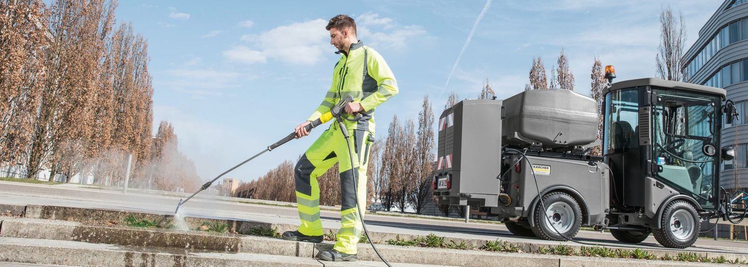 Removing weeds with Kärcher equipment