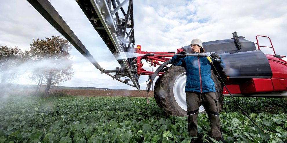 Field sprayer external cleaning