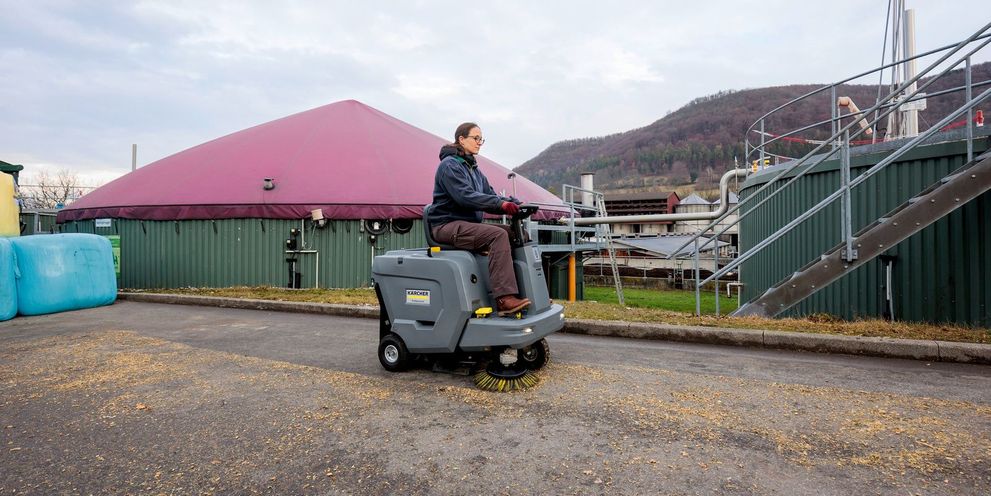 Cleaning a biogas plant