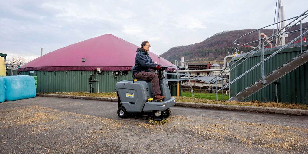 Cleaning a biogas plant