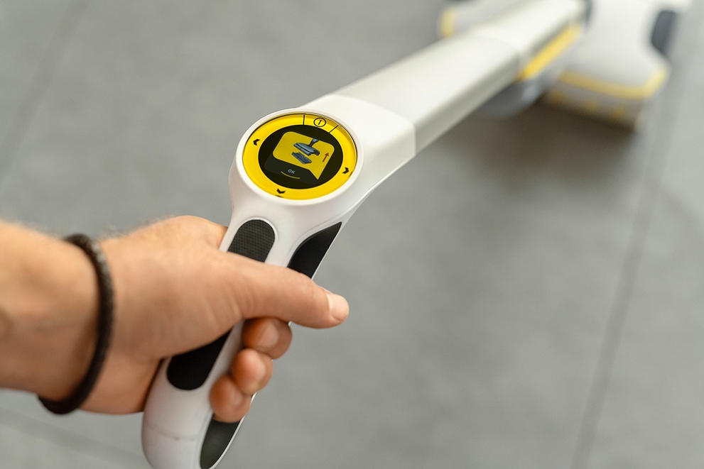 Floor cleaner displays warning directly on the display at the product Floor cleaner displays warning directly on the display at the product