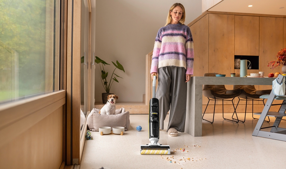 Cleaning the dining room the the Kärcher vacuum mop