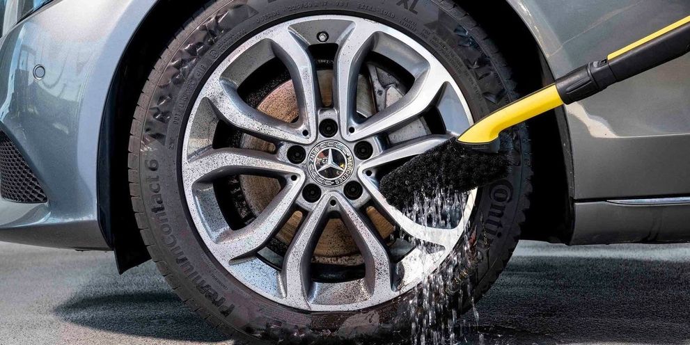 Cleaning car rims with a Kärcher washing brush
