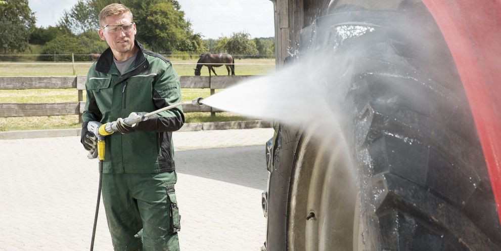 High-pressure cleaning in the yard