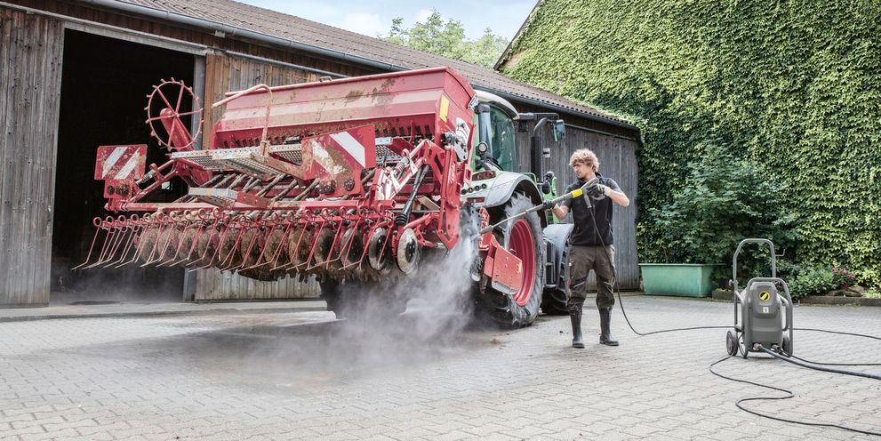 Kärcher: Cleaning agricultural machinery
