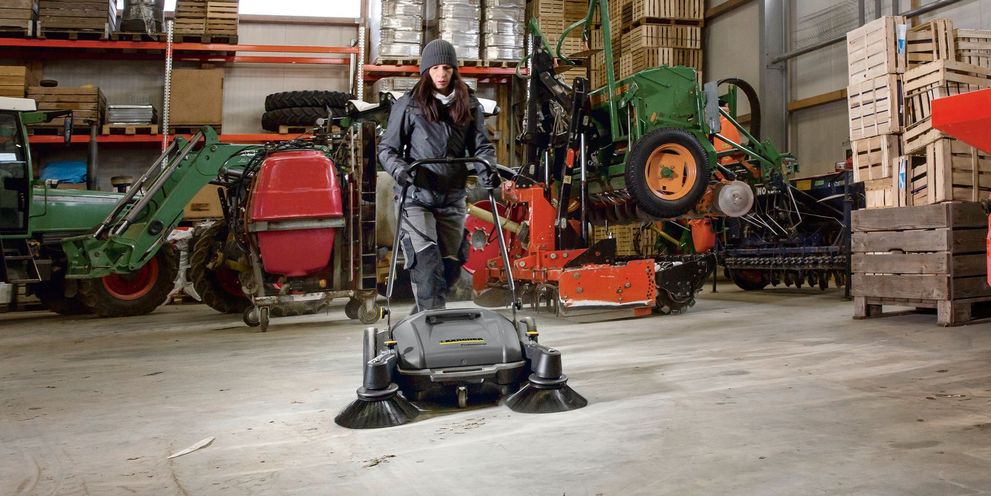 Cleaning warehouses and halls