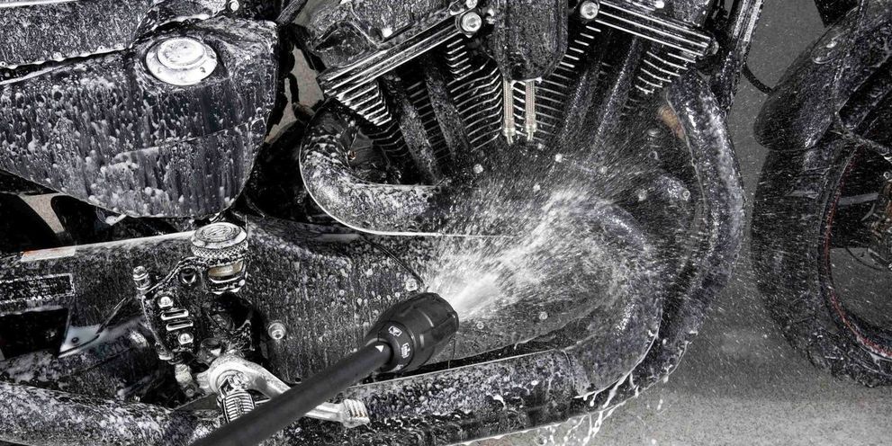 Wash the motorcycle with a Kärcher pressure washer