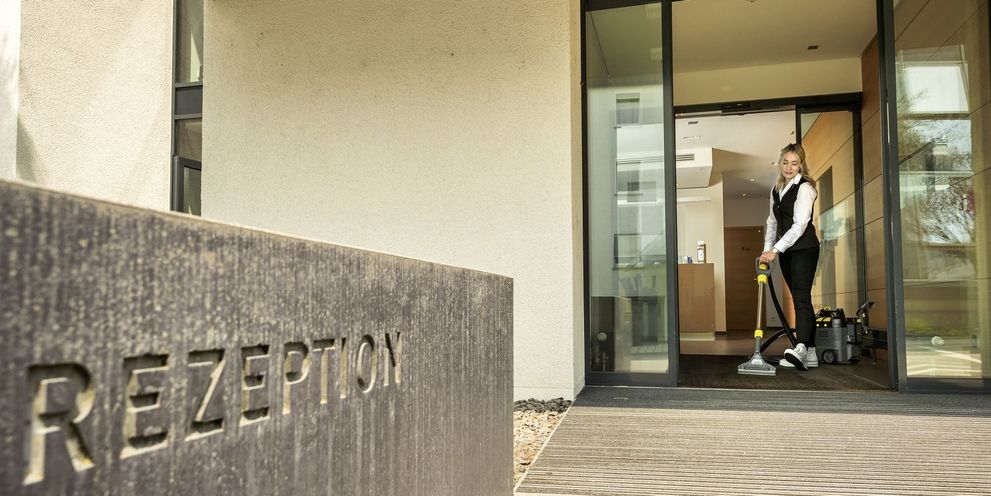 A Kärcher Puzzi 9/1 Bp in a hotel