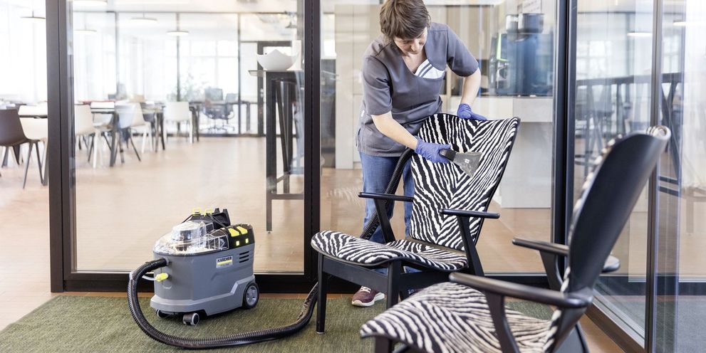 A Kärcher Puzzi 9/1 Bp in an office