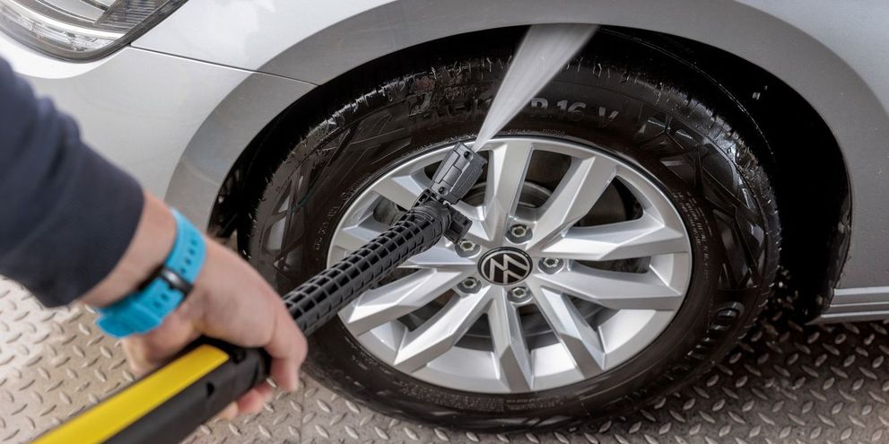 Cleaning wheel well on car with adjustable joint and Kärcher pressure washer