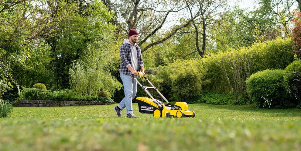 Mowing the lawn with Kärcher tips
