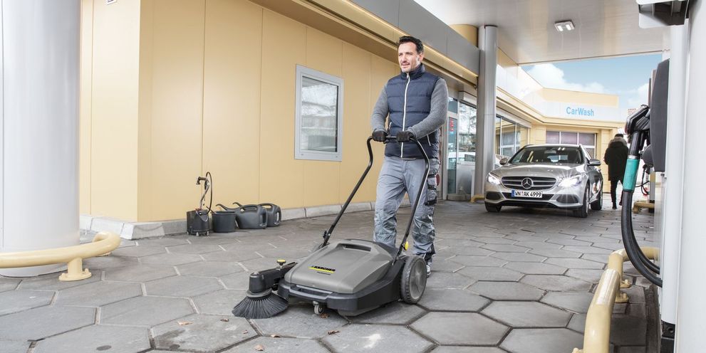 Service station cleaning