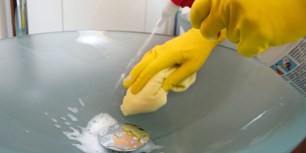 Applying detergent to the washbasin with a Kärcher microfibre cloth