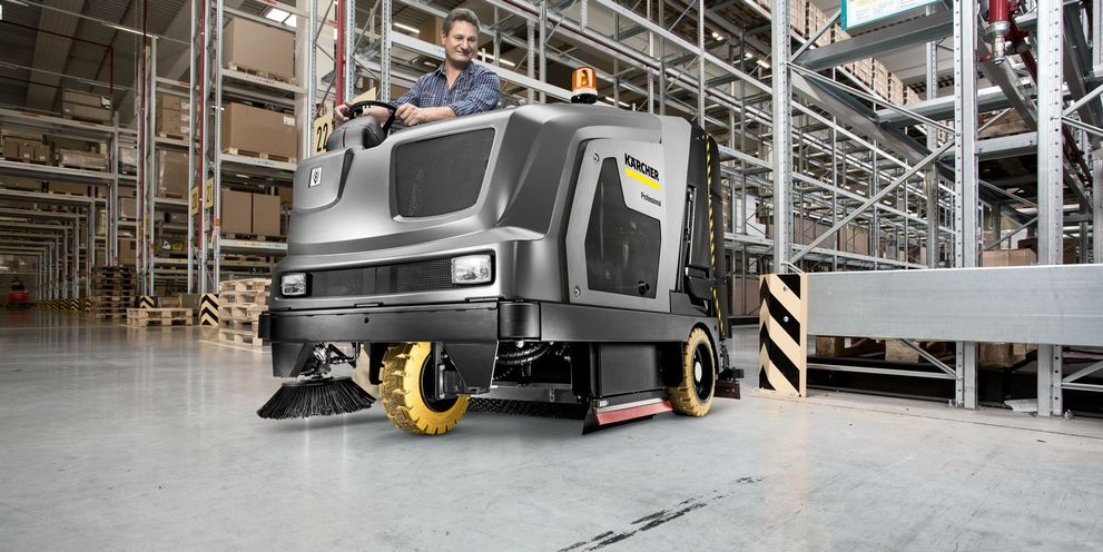 Scrubber drier with integrated sweeping function