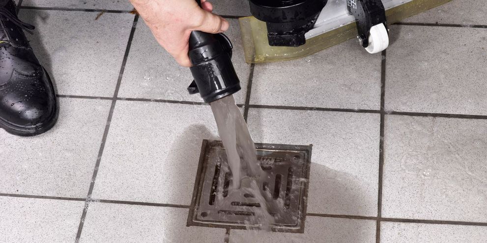 Empty the waste water tank