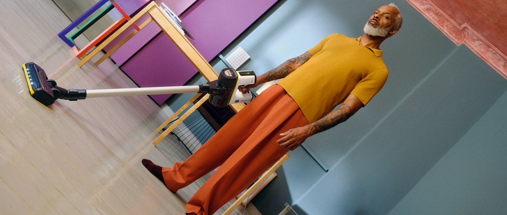 Man vaccuming floor with Kärcher VC 7 vacuum cleaner