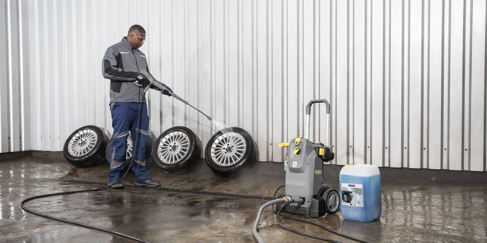 Parts cleaning with a mobile high-pressure cleaner