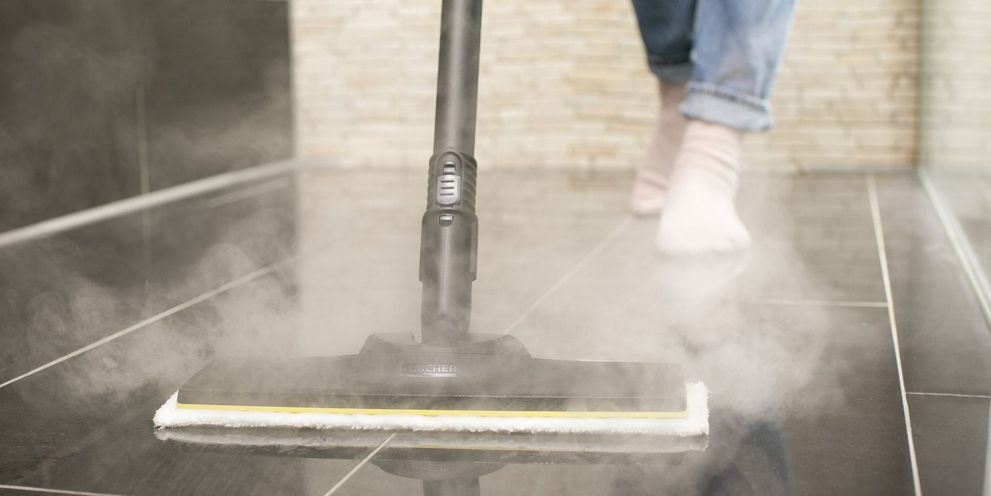 Cleaning tiles with a Kärcher steam cleaner