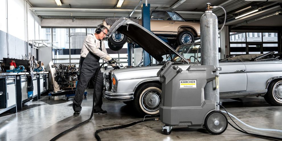 Car workshop dry ice blasting