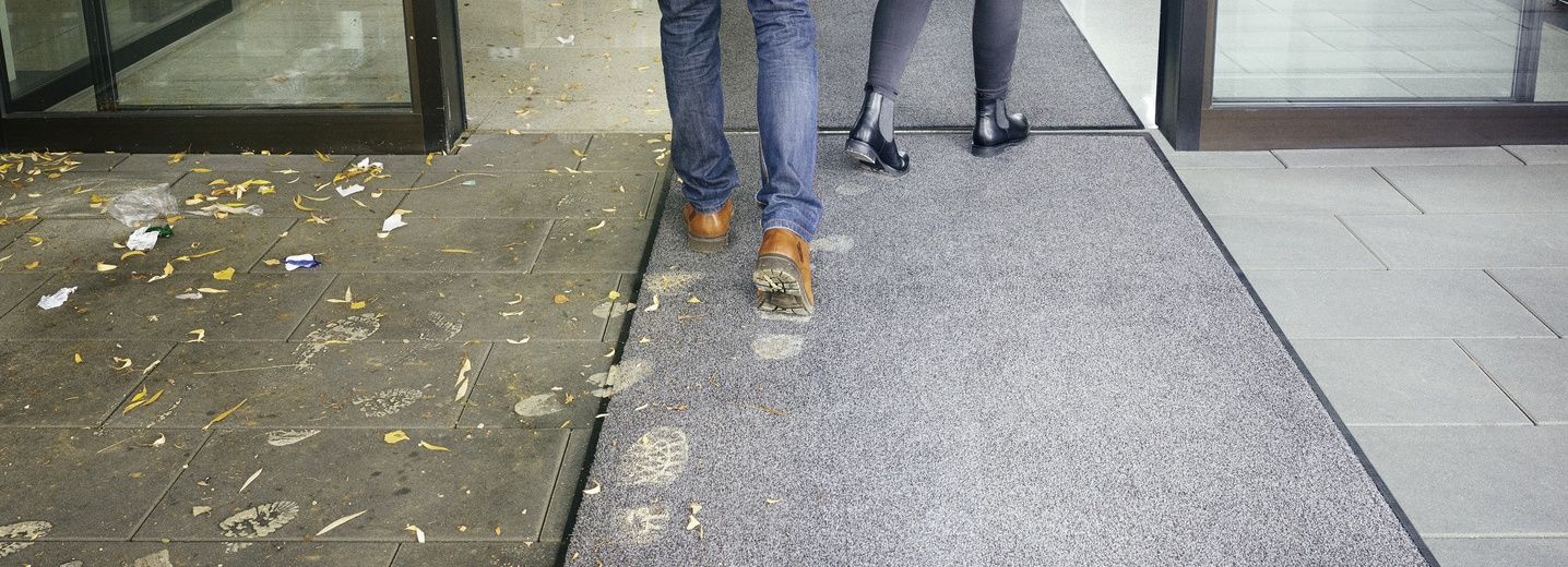 Mizerie la intrarea într-o clădire