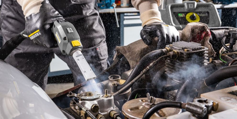 Curățarea componentelor electronice Curățarea componentelor electronice cu aparatul de curățat cu gheață carbonică Kärcher
