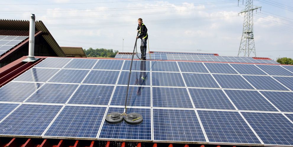 Curățarea panourilor solare și fotovoltaice