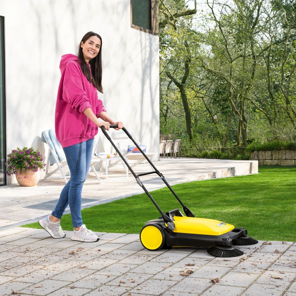 Easy handling push sweeper