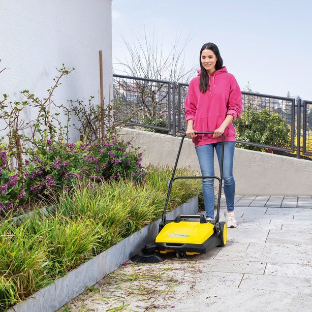 Edge cleaning puish sweeper