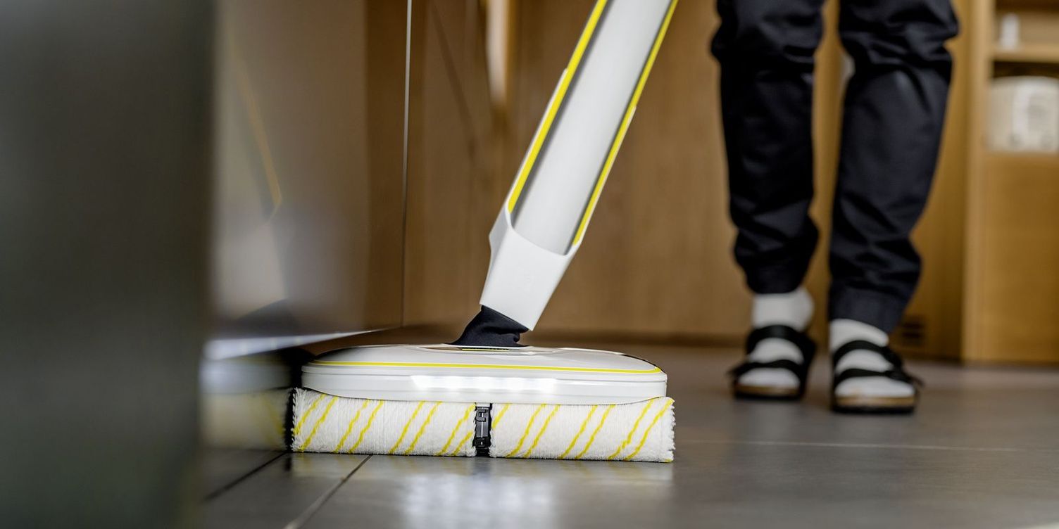 Floor cleaner for edge cleaning