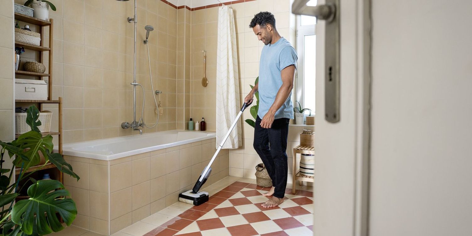 Floor cleaner with self-cleaning function
