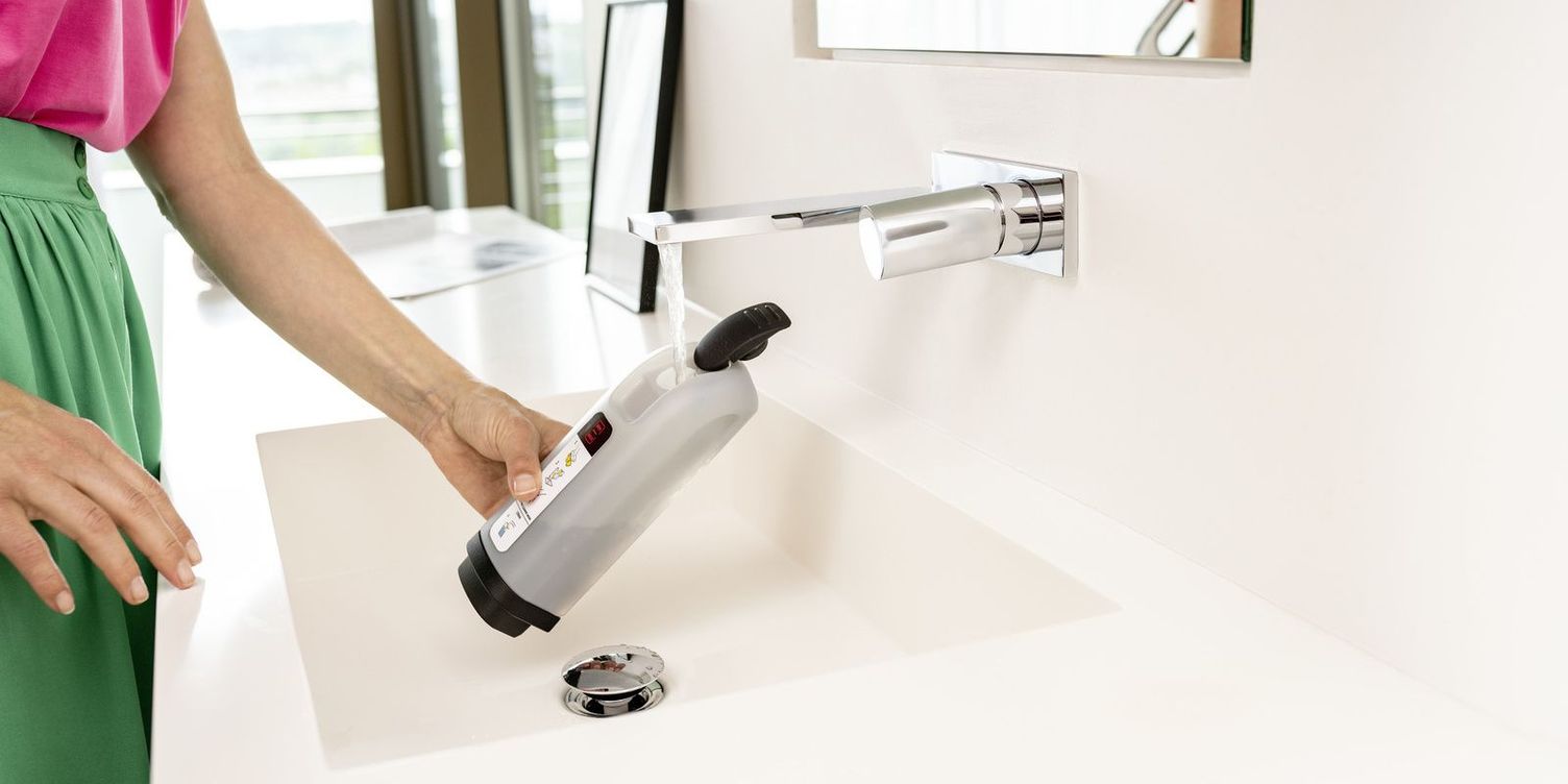 Floor cleaner with fresh water tank