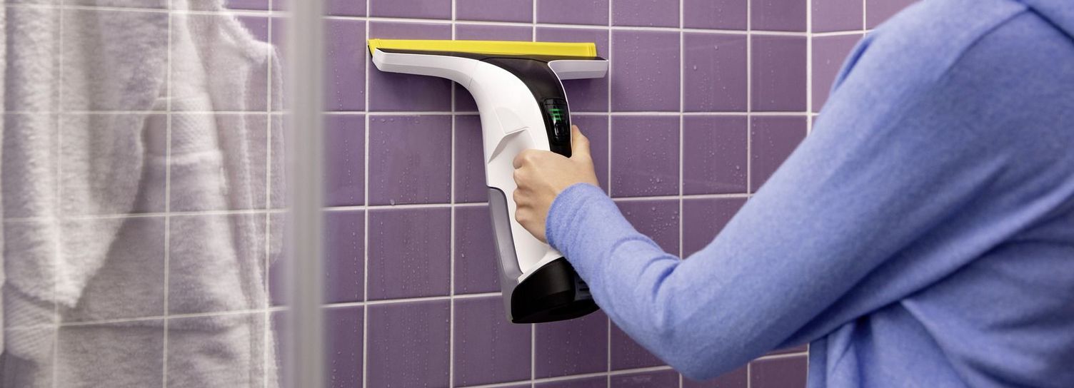 Squeegeeing the shower with the Kärcher Window Vac