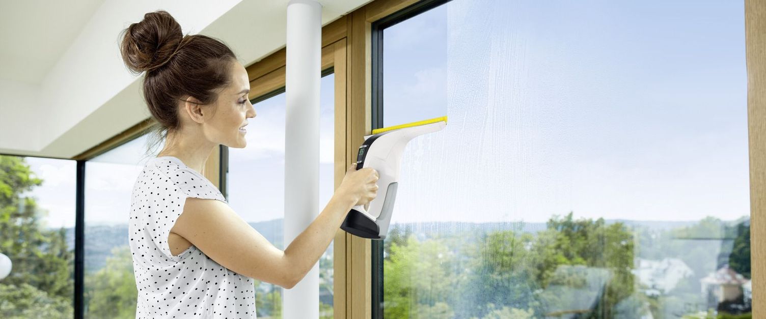 Cleaning windows with Kärcher's cordless Window Vac