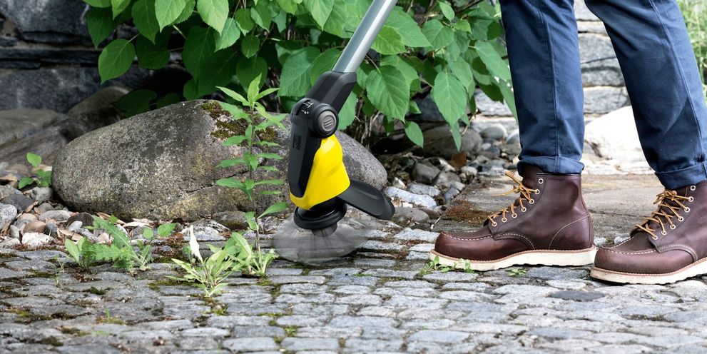 Removing weeds Kärcher: Removing weeds