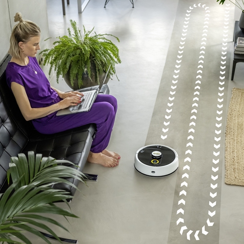 Robot Mop scanning the fllor with LiDAR navigation