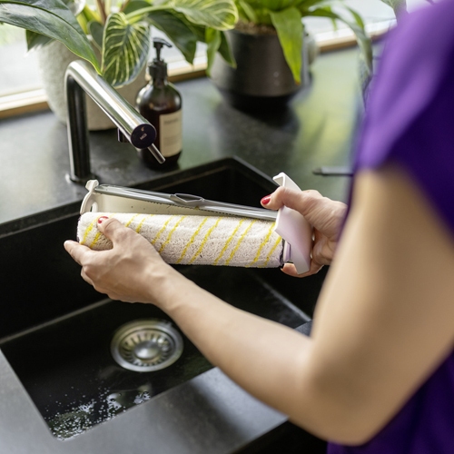 Cleaning the easily removable cleaning roller with water