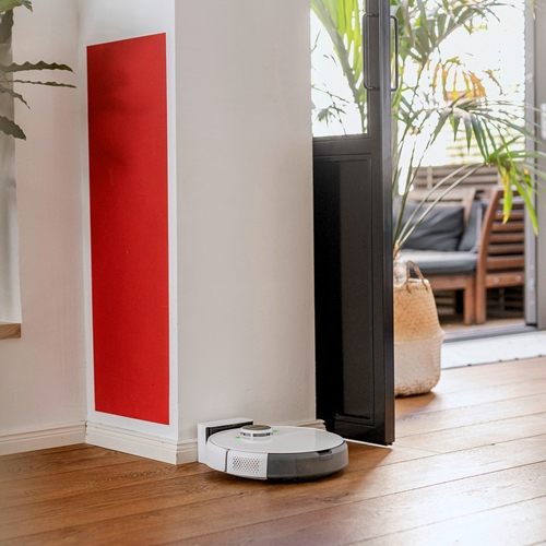 Robot vacuum signaling important information via voice output