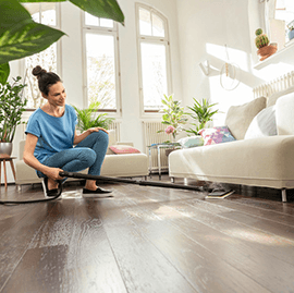 The flexible joint for the steam cleaner enables an easy cleaning under furniture