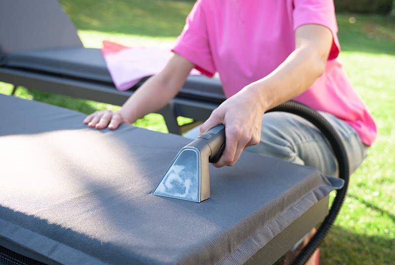 Cleaning a deck chair with the spray extraction cleaner