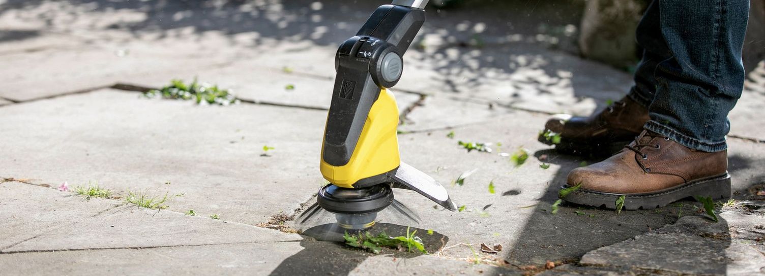 Kärcher: man cleans patio slabs with cordless weed remover