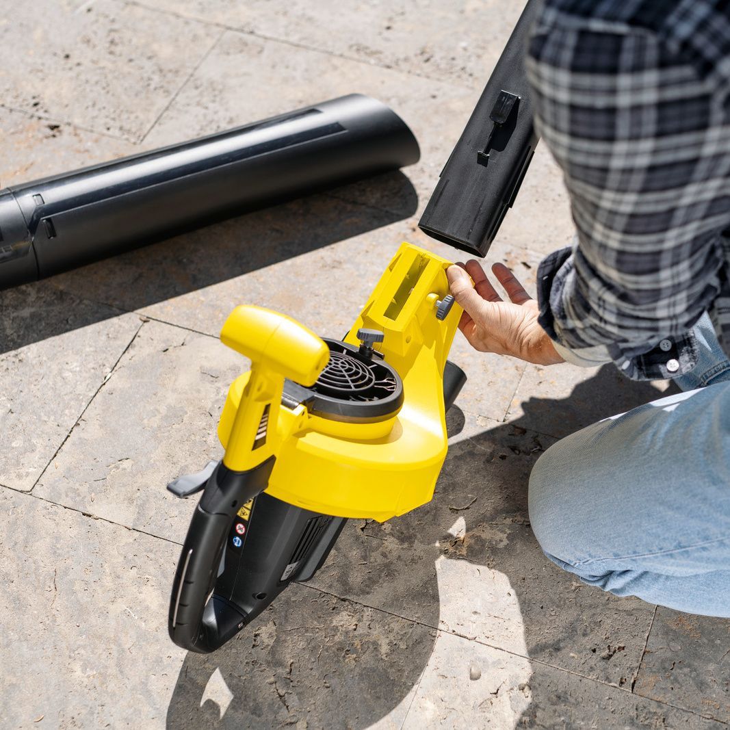 Removable components One person adapts the Kärcher unit by adding the suction and blowpipe