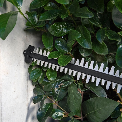 Blade tip is protected when cutting close to a wall