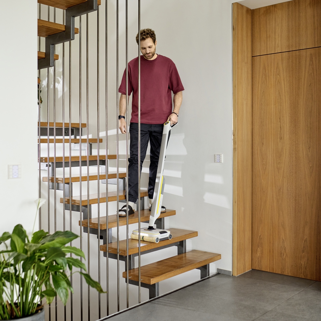 Cleaning stairs with the cordless floor cleaner