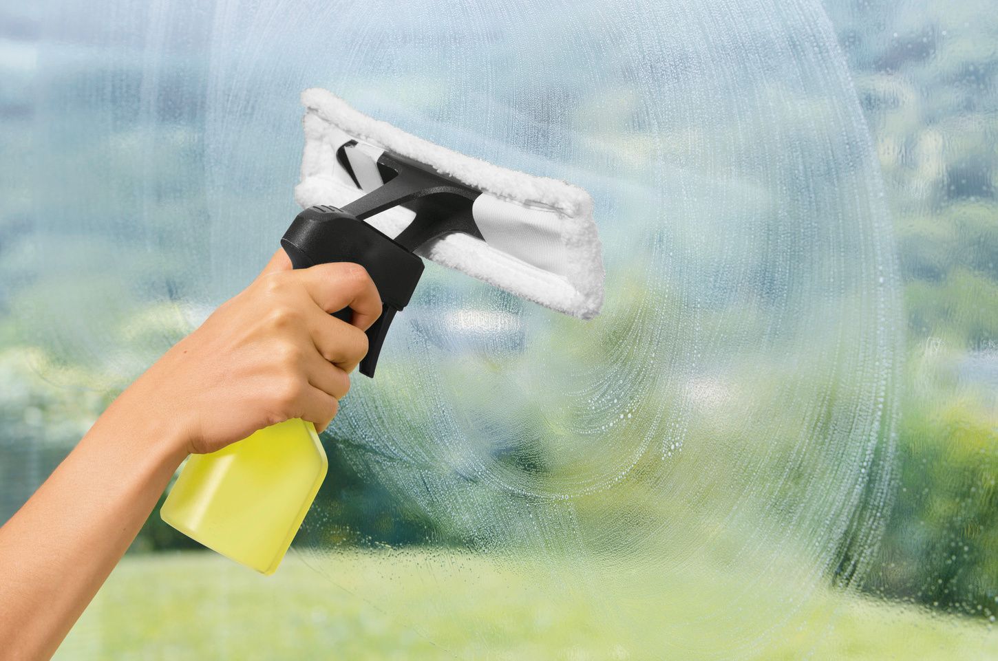 Cleaning garage windows with a window cleaning solution Cleaning garage windows with a Kärcher window cleaner