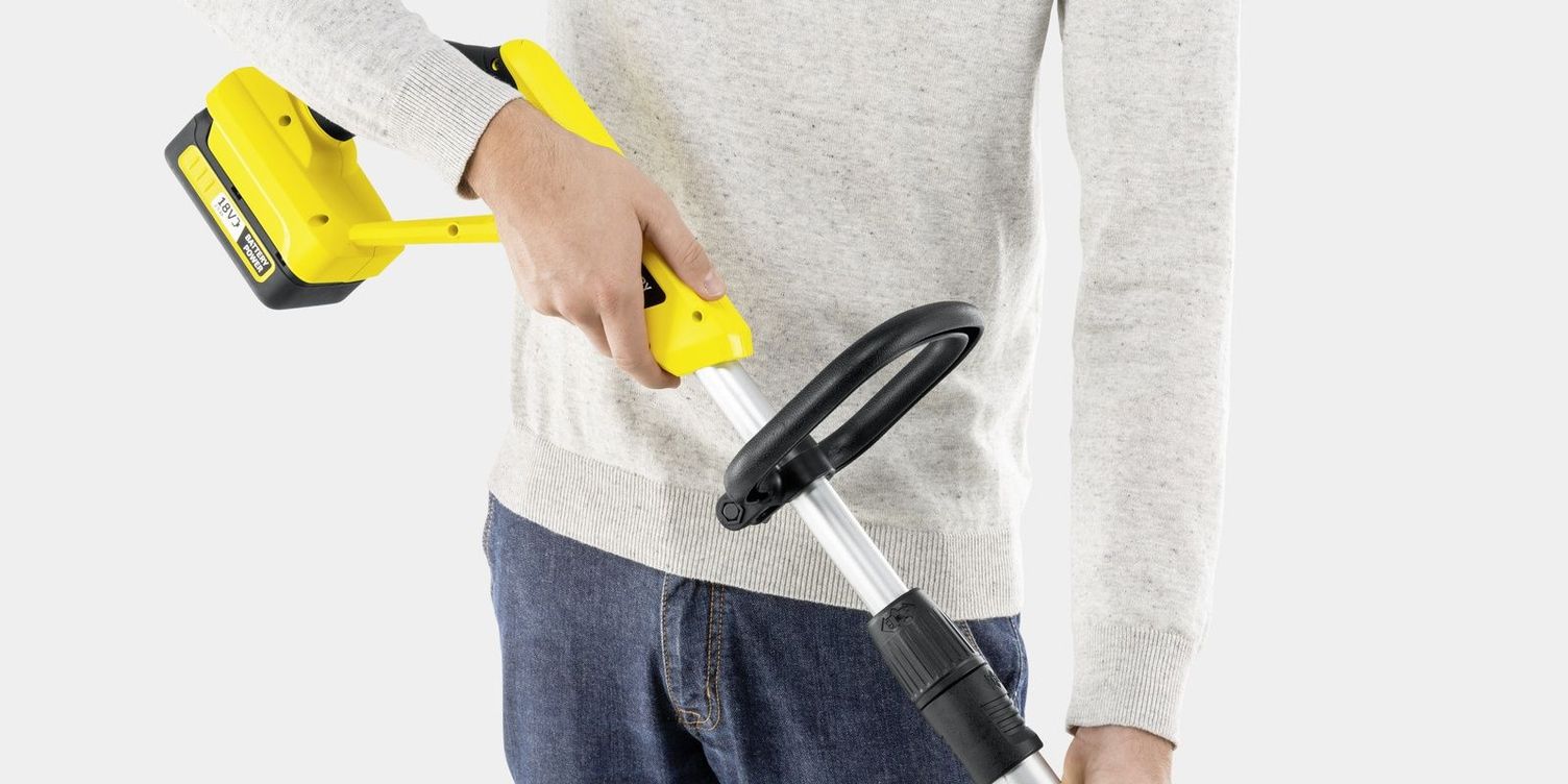 The Kärcher battery lawn trimmer is held relaxed on the handle and pole