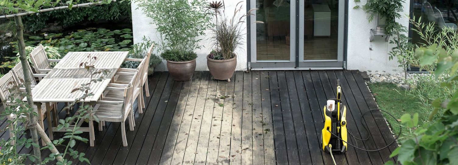 Cleaning wooden decking with a Kärcher pressure washer