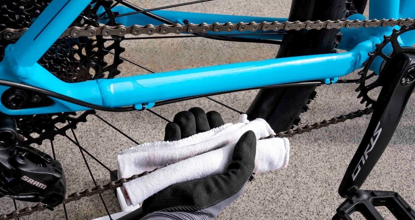 Bicycle chain is cleaned with a cloth