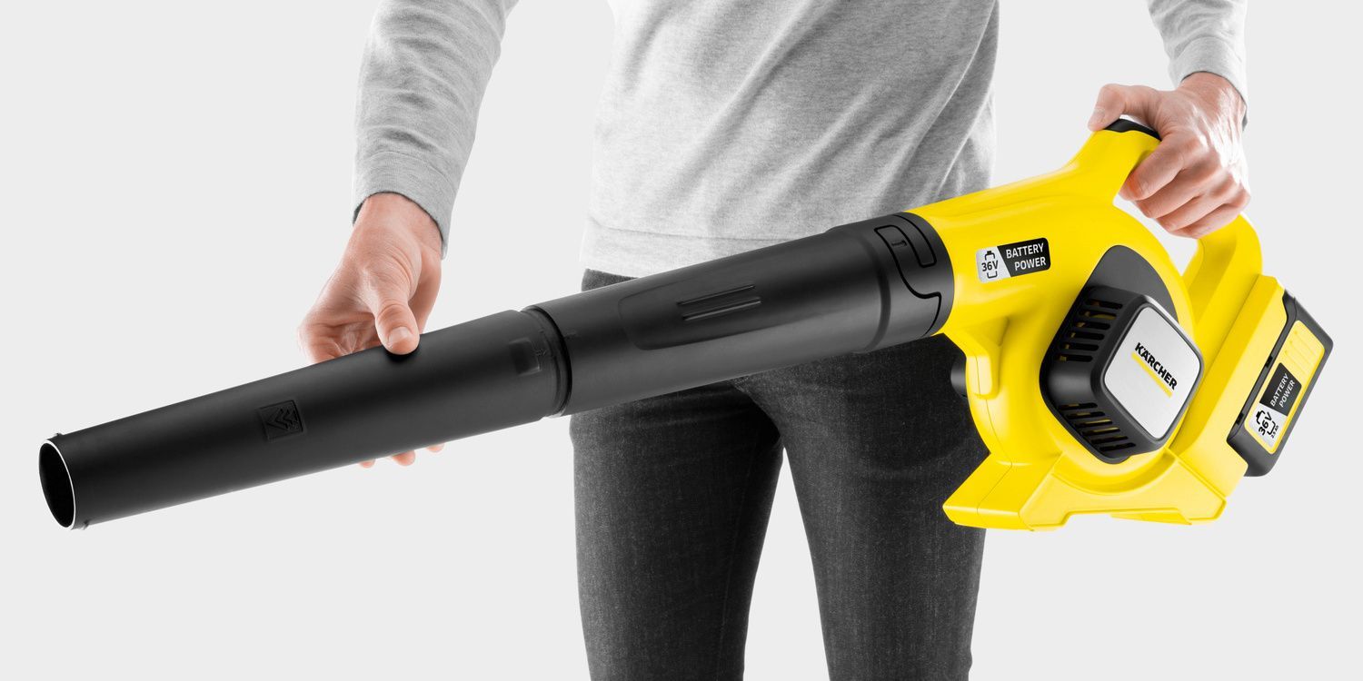 A person takes apart the two-piece tube of the Kärcher cordless leaf blower
