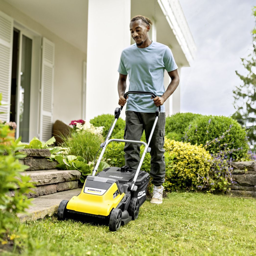 Mowing close to the edge thanks to additional lawn combs Mowing close to the edge thanks to additional lawn combs