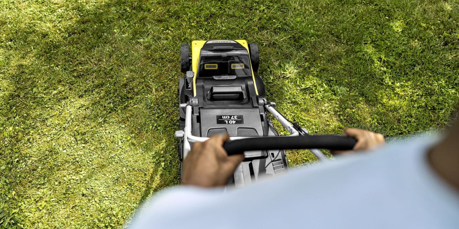 Freedom of movement thanks to interchangeable battery in the Kärcher battery lawn mower